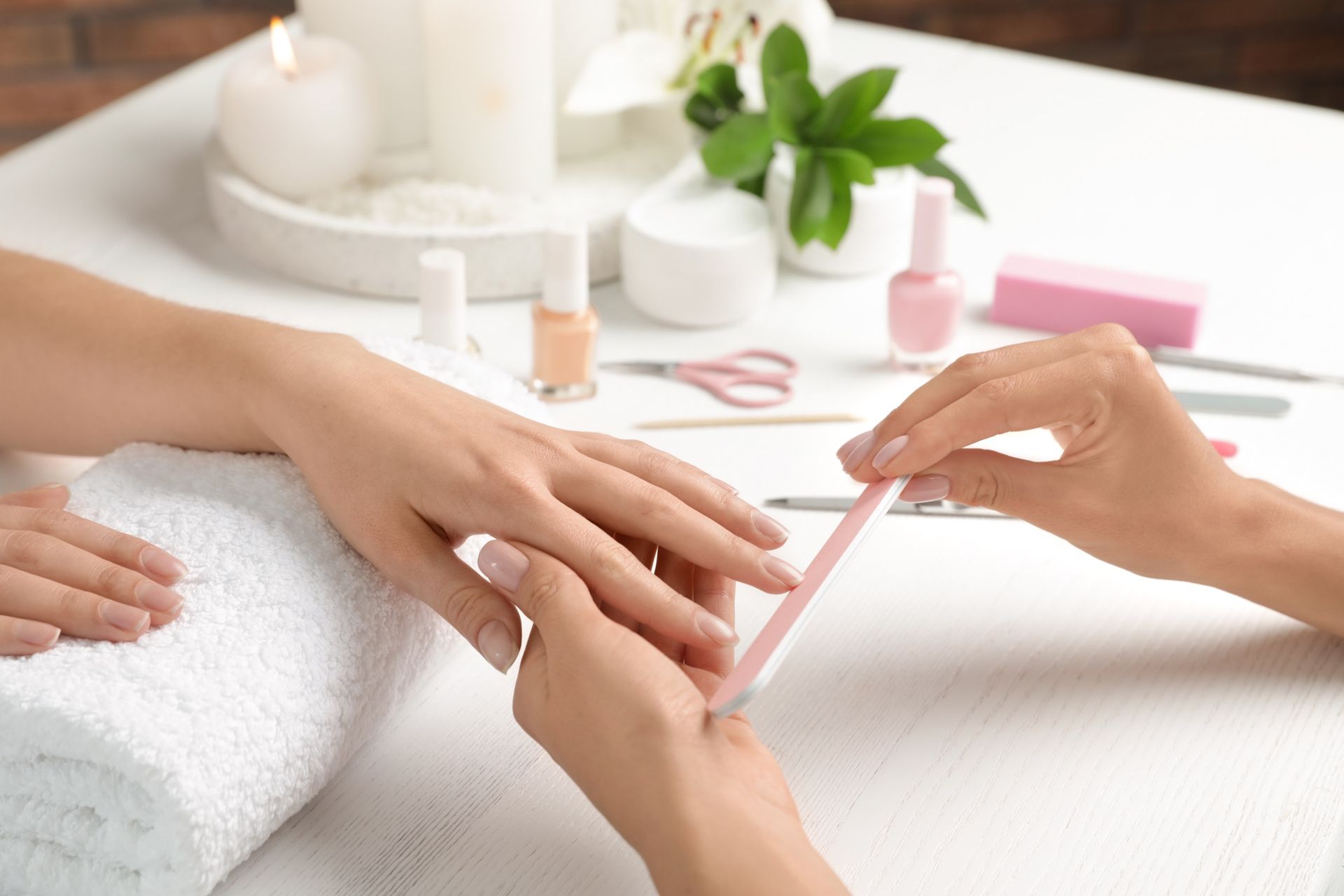 A nail service in a studio where duration, preferences, and the next visit need to stay clear.